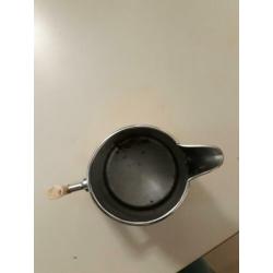 MELKKANNETJE metaal,ongeveer 12 cm hoog