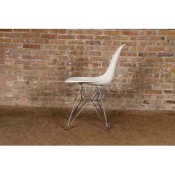 Vitra eames DSR stoelen bij TheReSales