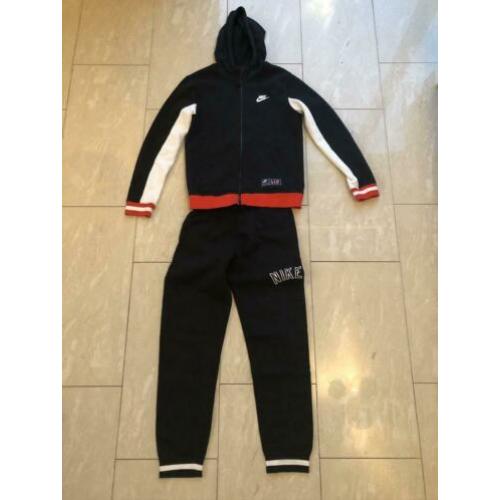 Nike Air trainingspak maat 152