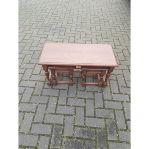 Mini bijzet tafel met mini krukken