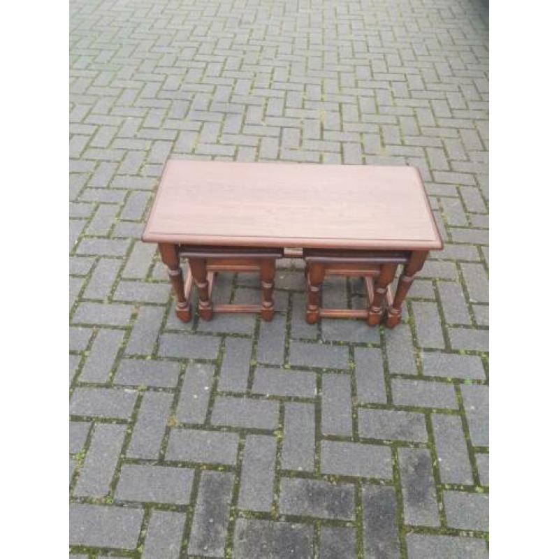 Mini bijzet tafel met mini krukken