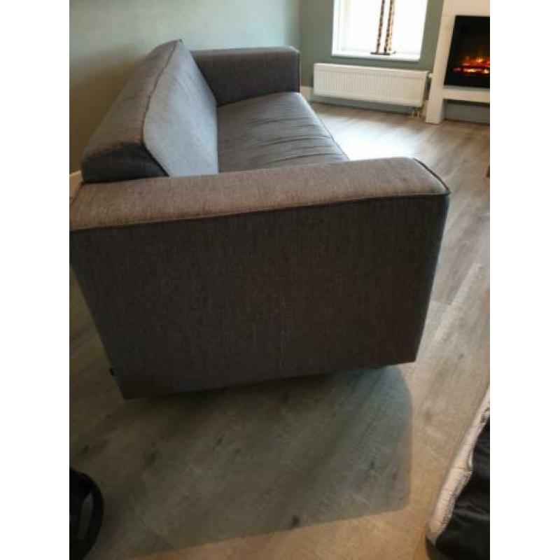 Nette design bank van Jame
