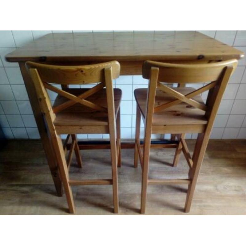 Tafel met twee krukken.