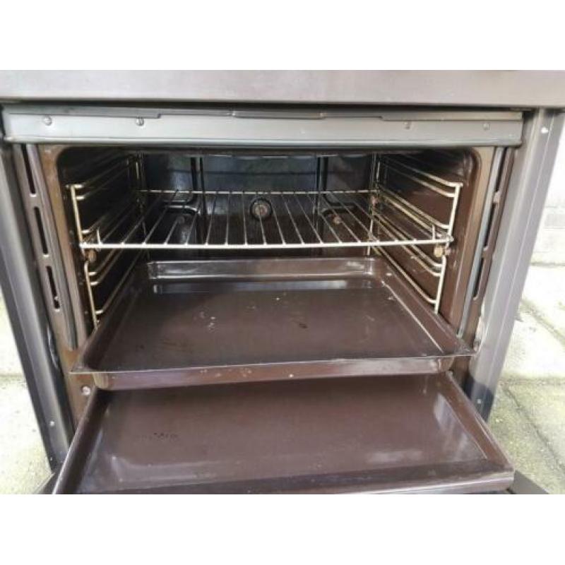 pelgrim Elektrische oven en 4 pit gaspit.