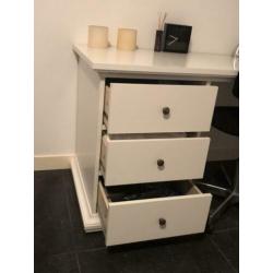 Wit houten bureau, onbeschadigd met 3 laden