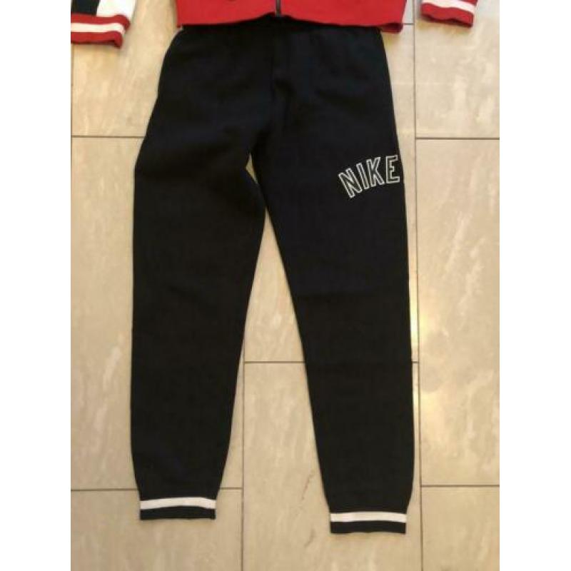 Nike Air trainingspak maat 152