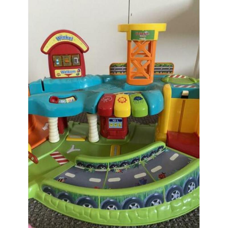 Toet toet auto’s, garage, wegdelen