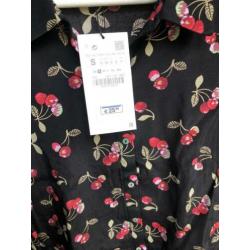 Nieuw: Zara blousje zwart met kersjes maat S
