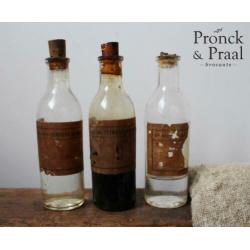Oude Franse flesjes met etiket en kurkstop *Pronck & Praal*