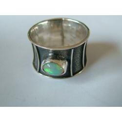 Oude forse zilveren ring met opaal