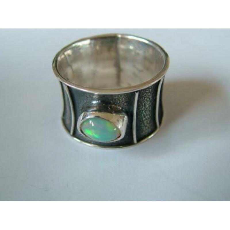 Oude forse zilveren ring met opaal
