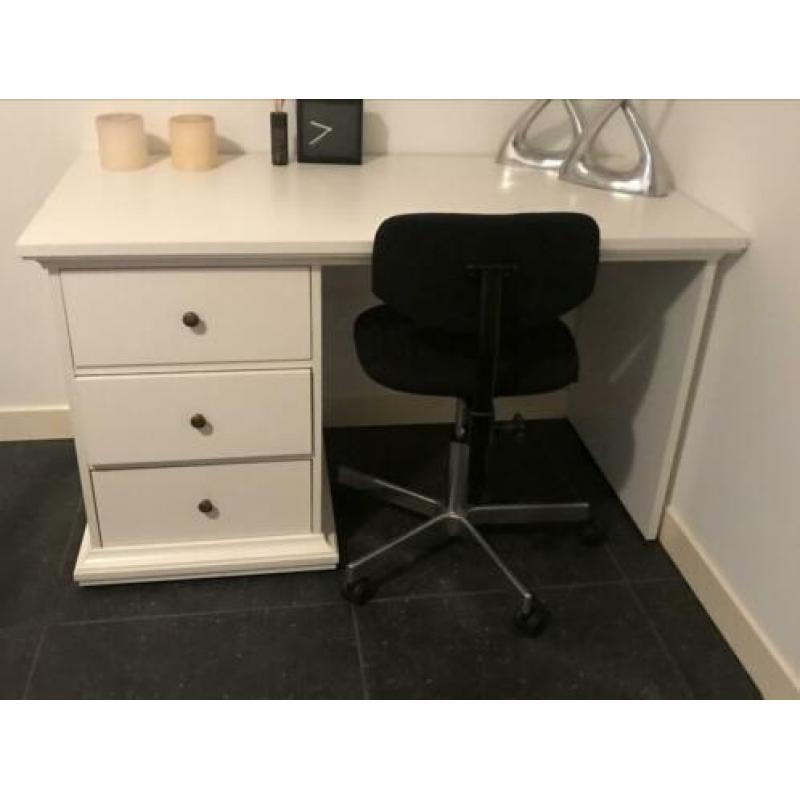 Wit houten bureau, onbeschadigd met 3 laden