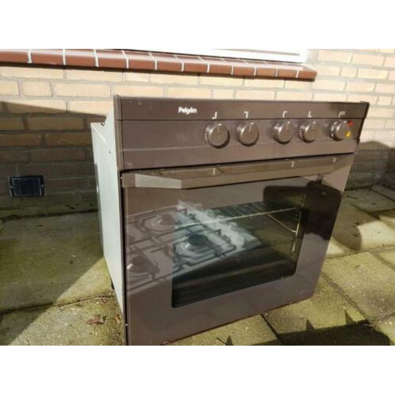 pelgrim Elektrische oven en 4 pit gaspit.