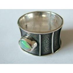 Oude forse zilveren ring met opaal