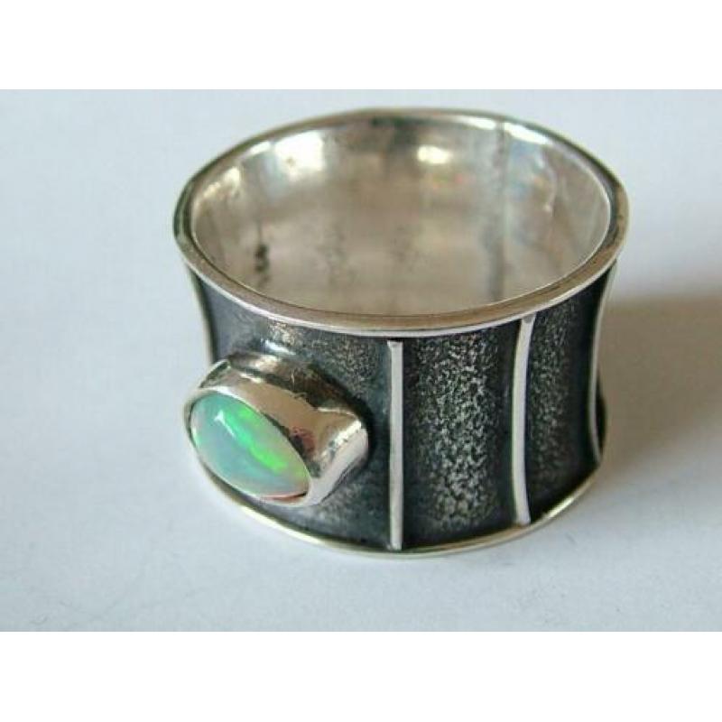 Oude forse zilveren ring met opaal