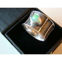 Oude forse zilveren ring met opaal