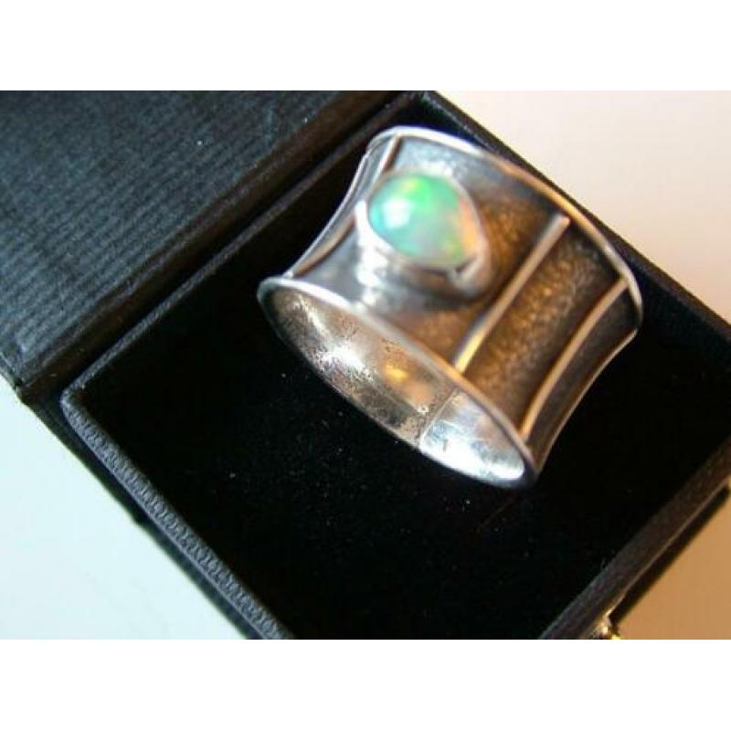 Oude forse zilveren ring met opaal