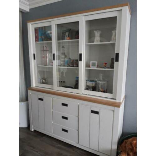 Buffetkast, tv kast, en tafels