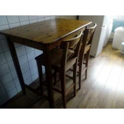Tafel met twee krukken.
