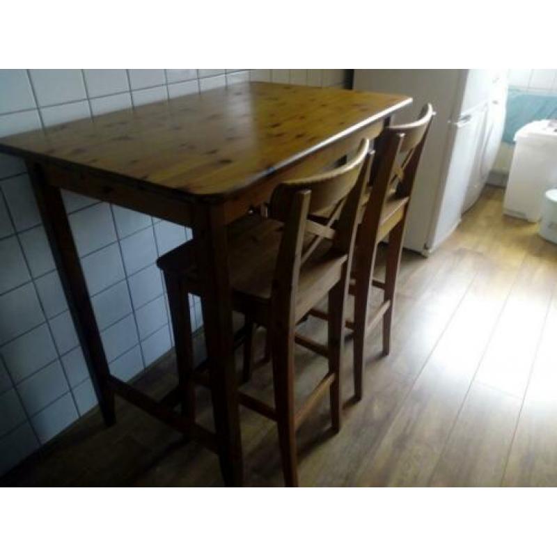 Tafel met twee krukken.