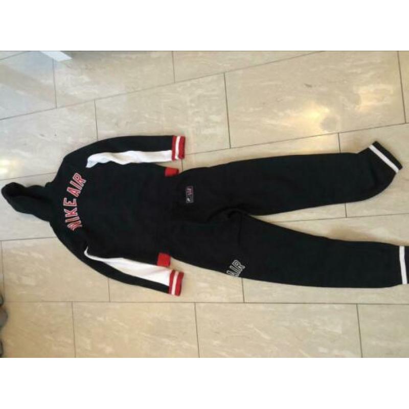 Nike Air trainingspak maat 152