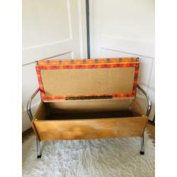 Gaaf retro klepbankje met metalen buizenframe vintage bankje