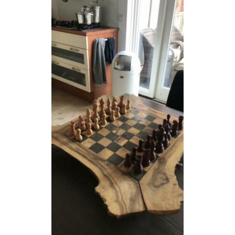 Te koop houten schaakspel/schaaktafel