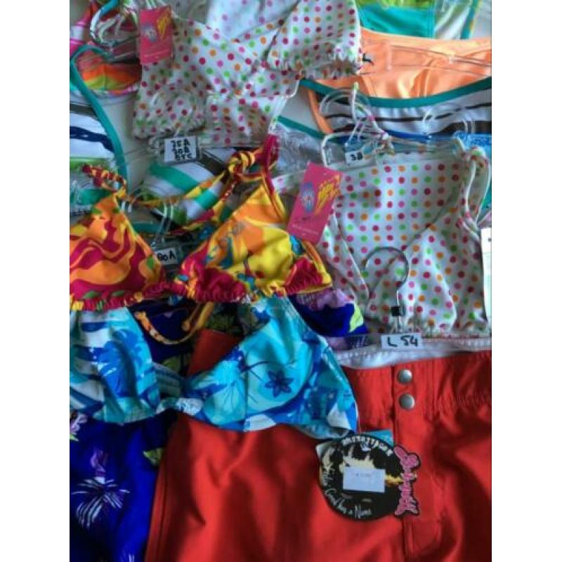 Partij badkleding 18 st. NIEUW tops broekjes shorts bikini’s