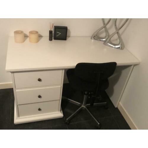 Wit houten bureau, onbeschadigd met 3 laden