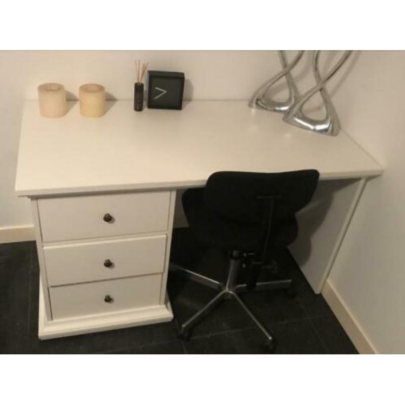Wit houten bureau, onbeschadigd met 3 laden