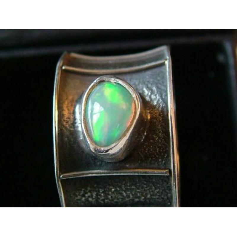 Oude forse zilveren ring met opaal