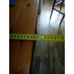 Tafel met twee krukken.