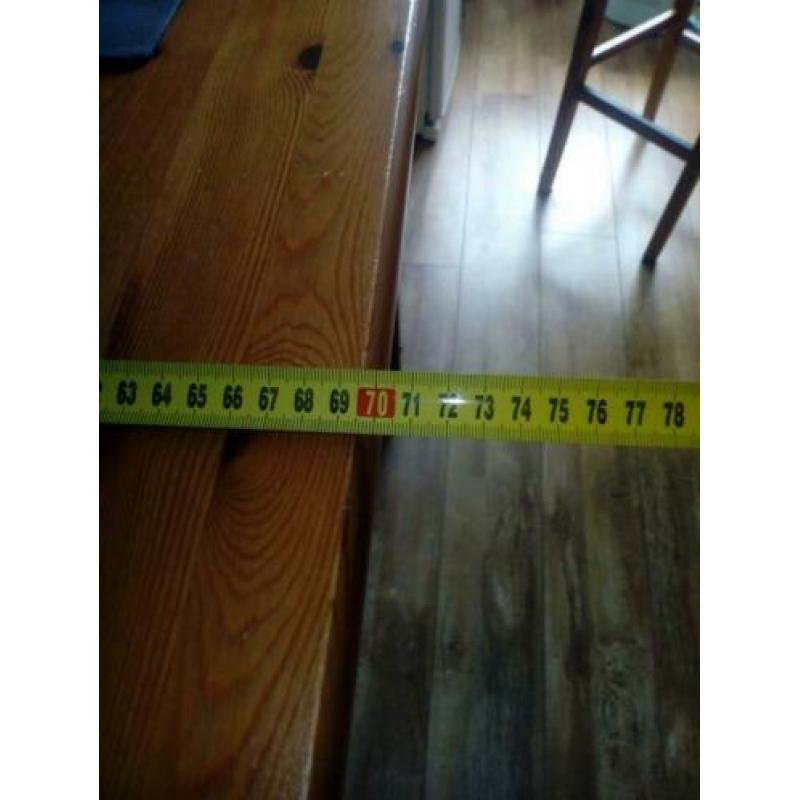 Tafel met twee krukken.