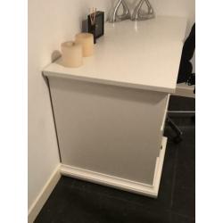Wit houten bureau, onbeschadigd met 3 laden