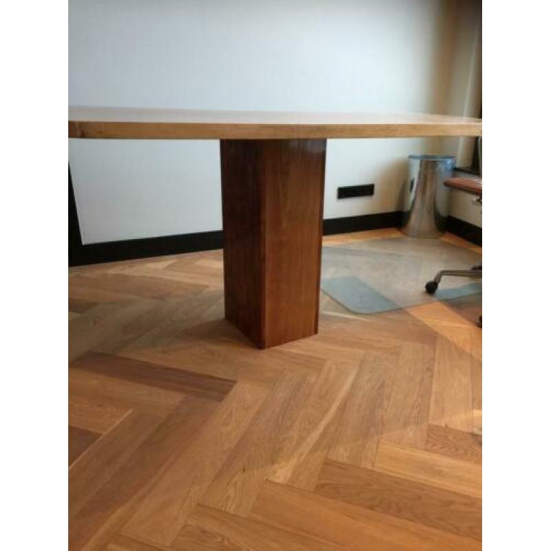 Hard hout gelakt met boten lak.gebruikt als bureau.