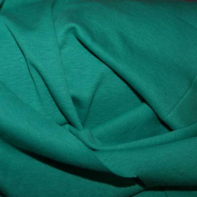 Nieuw nog op de rol groen ,t-shirt stof is rond gebreid .