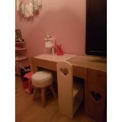 Gaaf meisjes bureau/dressoir/keukentje
