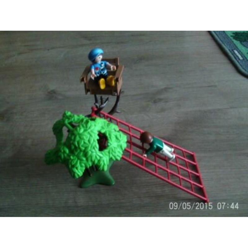 zelf gemaakt playmobil speeltoestel met 2 popjes