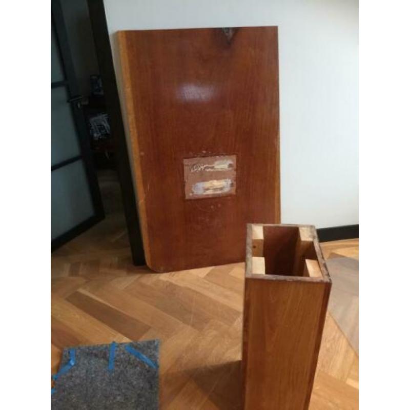 Hard hout gelakt met boten lak.gebruikt als bureau.