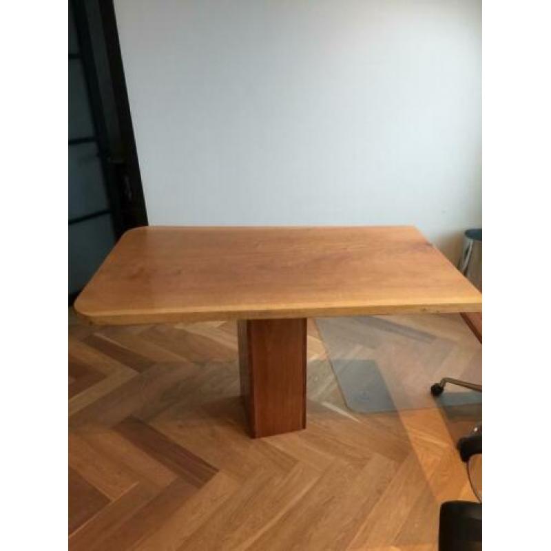 Hard hout gelakt met boten lak.gebruikt als bureau.