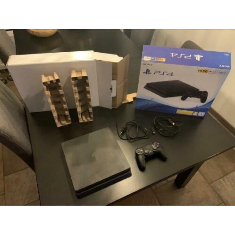 Playstation 4 slim met DualShock controller, kabels en doos.