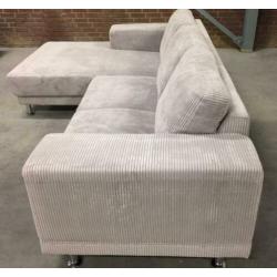 Loungebank uitgevoerd in ribstof.