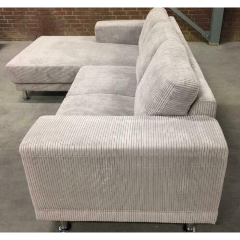 Loungebank uitgevoerd in ribstof.