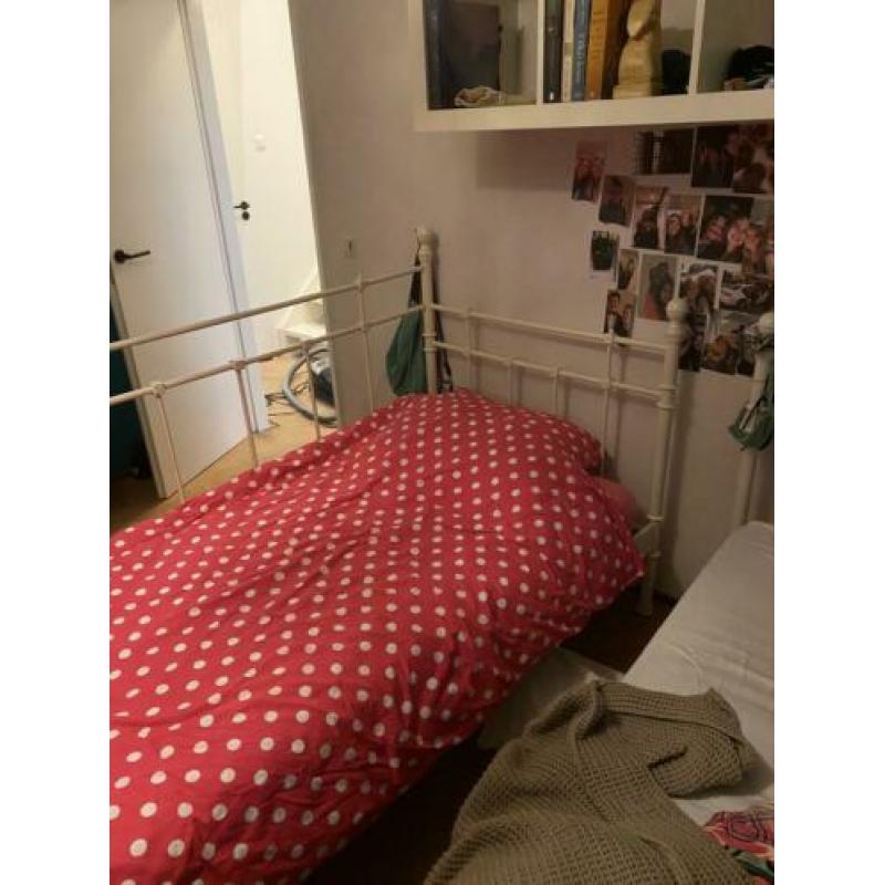 Metalen spijlen bed met lattenbodem