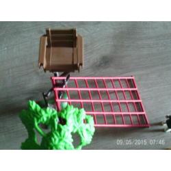 zelf gemaakt playmobil speeltoestel met 2 popjes