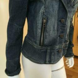 3964 Exclusief spijkerjasje LEXI; Mt= 40 Nieuwstaat"