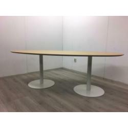 Ovale vergadertafel met beuken blad 230x110cm en witte poten