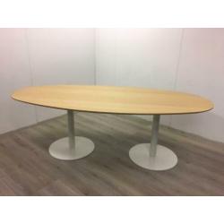 Ovale vergadertafel met beuken blad 230x110cm en witte poten