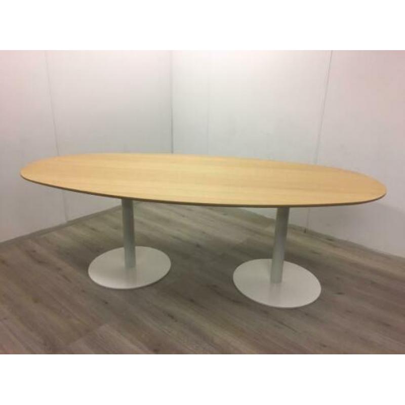 Ovale vergadertafel met beuken blad 230x110cm en witte poten
