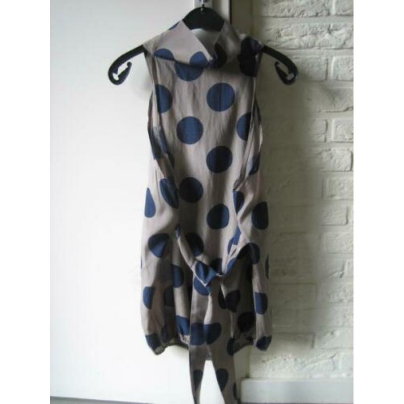 Prachtige taupe top met blauwe polkadots 38-40-42 SNAZZEYS